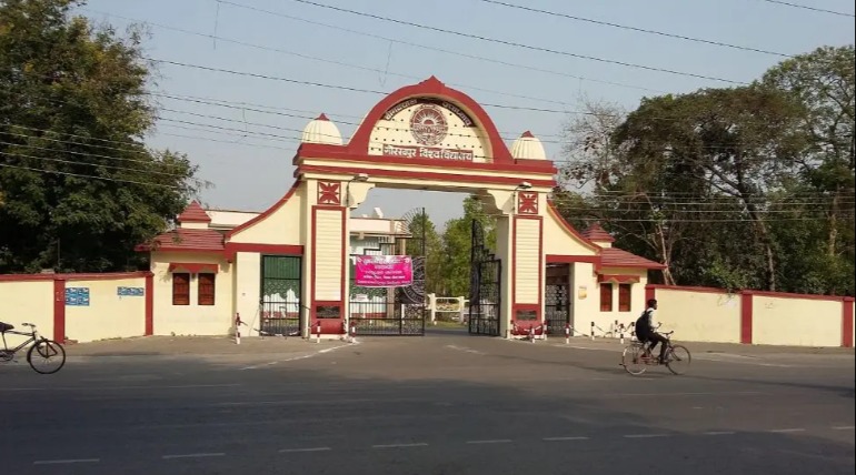 गोरखपुर विश्वविद्यालय में पहली बार शुरू हई ऑनलाइन परीक्षा, स्टूडेंट्स घर बैठे दे रहे एग्जाम
