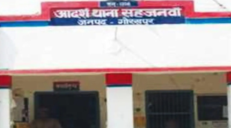 पिता-बेटों ने दंपती को लाठियों से पीटा:सहजनवां में पुरानी रंजिश में हमला, पुलिस ने दर्ज किया मुकदमा