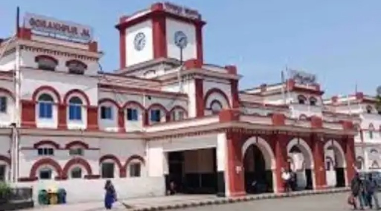 मां से झगड़ा कर सिवान से भागी लड़की, गोरखपुर में 12 लाख के गहनों के साथ पकड़ी गई