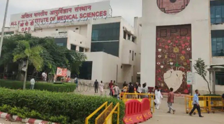 एम्स गोरखपुर नहीं देगा छात्रों को कानूनी मदद, मारपीट मामले में हाईकोर्ट ने 17 छात्रों को भेजा नोटिस