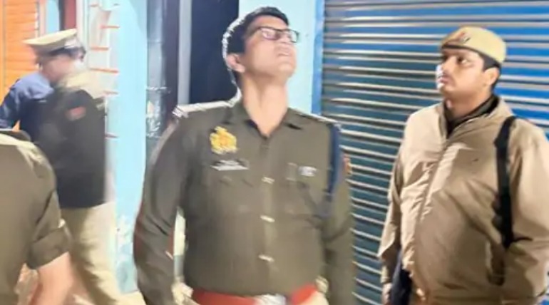 सपा छात्र नेता के घर बदमाशों ने की आठ राउंड फायरिंग, युवती से बातचीत को लेकर विवाद की आशंका, 2 बाइक से चार बदमाश आए, तोड़फोड़ की