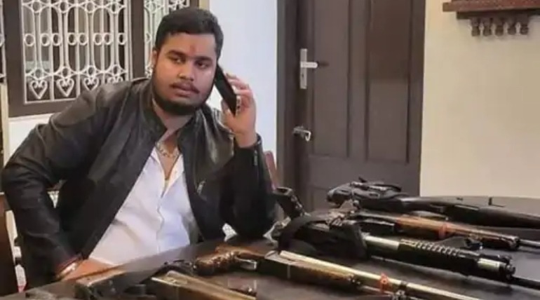 भाजपा नेता के बेटे और छात्र नेता में थी दोस्ती, लड़की को लेकर हुई दुश्मनी, आर्थक सिंह पर रामकोला थाना में डांसर के साथ गैंगरेप का दर्ज है केस