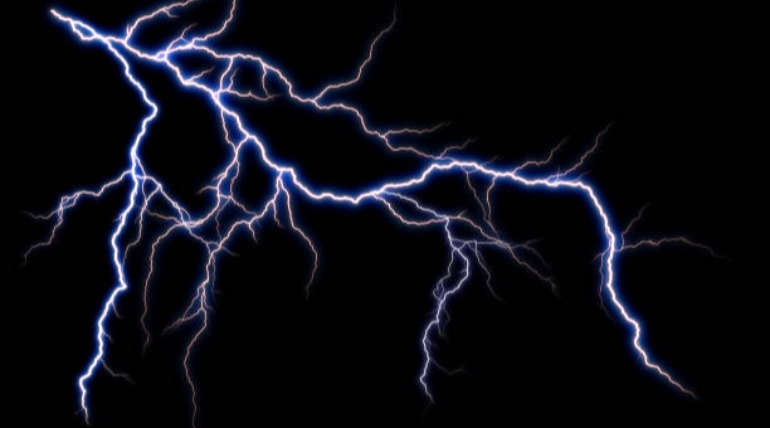 एलटी बॉक्स पर काम करते समय झुलसा लाइनमैन, तेज स्पार्क से जल गए हाथ