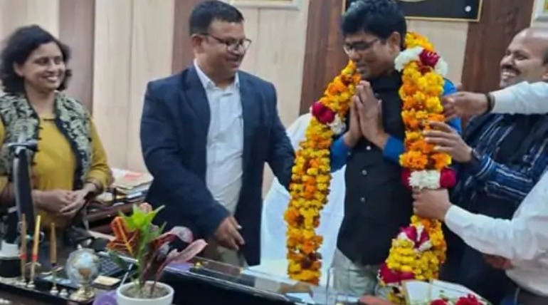 डॉ. धनेश फर्रुखाबाद में डिप्टी सीवीओ सिटी बने, सम्मान, क्षेत्र में खुशी
