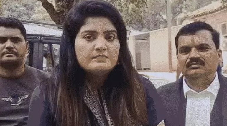 आपका रेट क्या है? सुनते ही सिंगर भड़की, लाइव शो में एंकर को सैंडल मारी