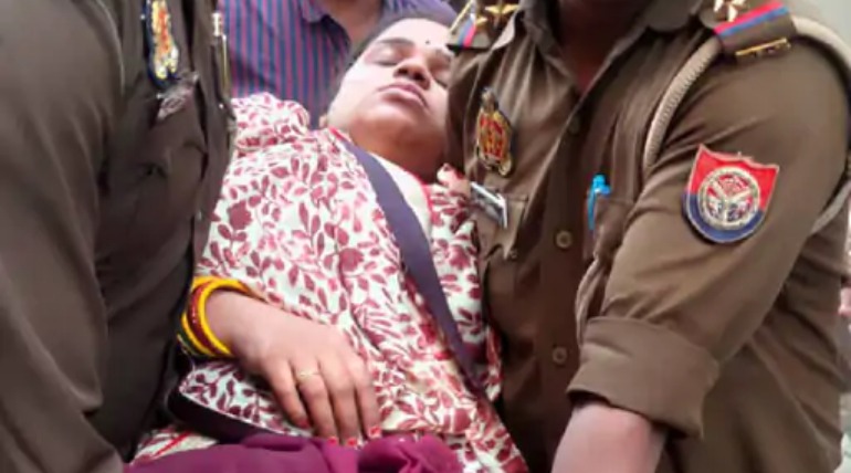 तीन मंजिला मकान में लगी आग:3 लोग फंसे, फायर ब्रिगेड की टीम ने रेस्क्यू किया