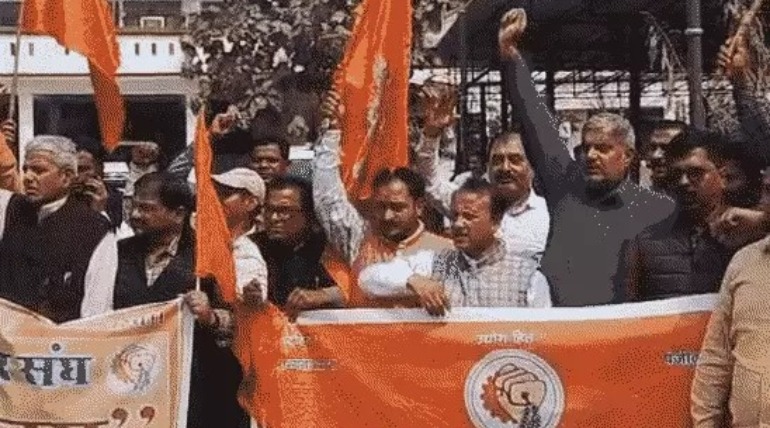 सड़कों पर उतरे मजदूर संघ के लोग, डीएम को सौंपा ज्ञापन