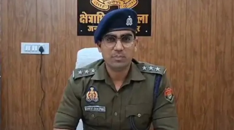 युवक पर दबंगों ने की फायरिंग:फायर मिस होने पर कट्टे की बट से मारकर किया घायल