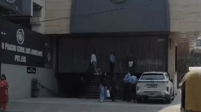 इनकम टैक्स का सर्वे:ठाकुर प्रसाद ज्वेलर्स पर पहुंची 12 सदस्यीय टीम, वाराणसी और लखनऊ यूनिट भी शामिल