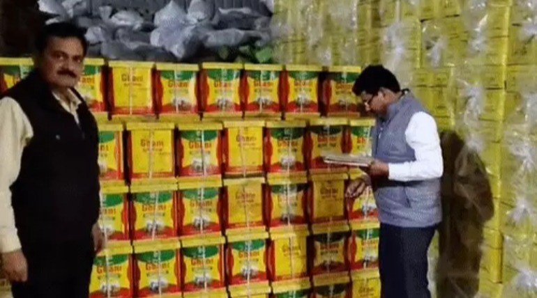 24 लाख रुपये का तेल जब्त. एक साथ रखा था फ्रेश और एक्सपायर तेल, बिक्री पर रोक