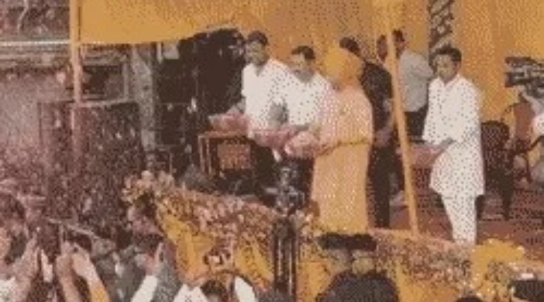 योगी का सवा क्विंटल फूलों की पंखुड़ियों से स्वागत, सीएम के रास्ते में गुलाब की पंखुड़ियां बिछाई, होलिका दहन उत्सव में शामिल