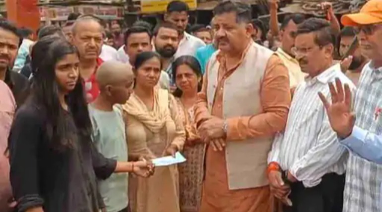 मृतक उमेश शर्मा के परिवार को मिली सहायता, फ्लाईओवर हादसे में गई थी जान, डीएम ने सौंपा 5 लाख का चेक