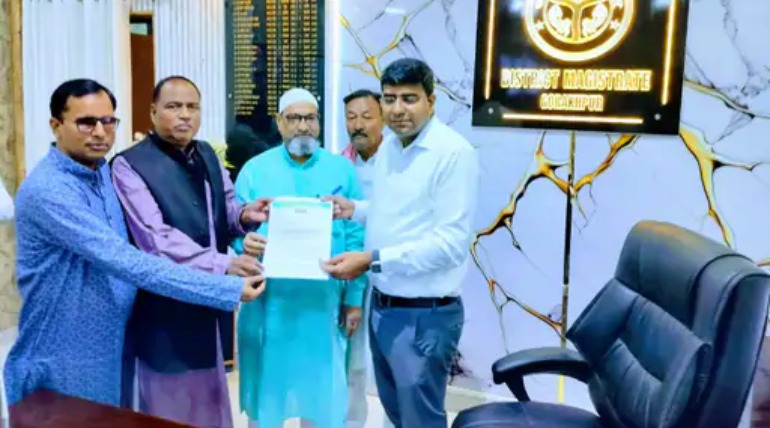 इमामबाड़ा कमेटी ने जिलाधिकारी को सौंपा ज्ञापन, ईद की तैयारियों को लेकर की सफाई-सुरक्षा की मांग