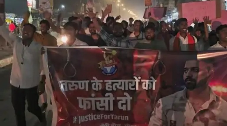 दिल्ली में तरुण की हत्या, विश्व हिंदू परिषद और बजरंग दल के कार्यकर्ताओं ने निकाली आक्रोश यात्रा