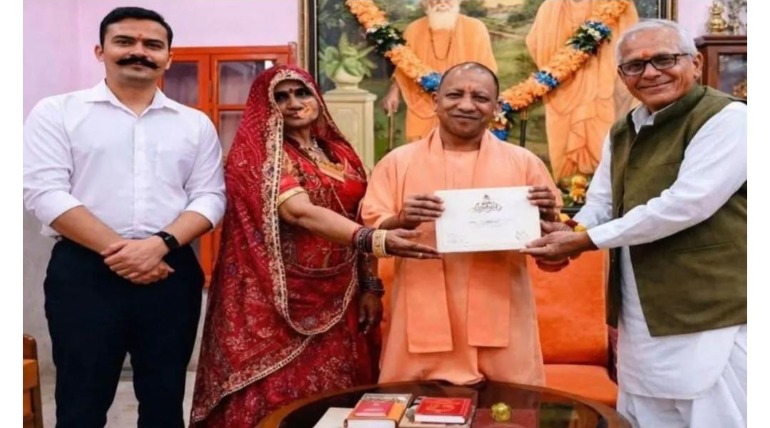संभल के एसपी ने गोरखपुर में अपने माता-पिता के साथ मुख्यमंत्री से की मुलाकात, शादी का निमंत्रण कार्ड दिया