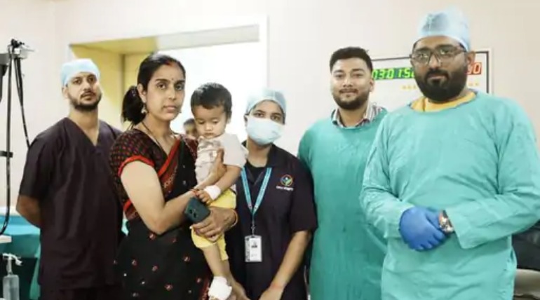 सिटी सुपर स्पेशियलिटी हास्पिटल के डाक्टरों ने बचाई 14 महीने के बच्चे की जान, ढाई इंच का स्क्रू निगला था, 24 घंटे तक किया लाइव एक्सरे, एंडोस्कोपी से 30 मिनट में स्क्रू निकाला