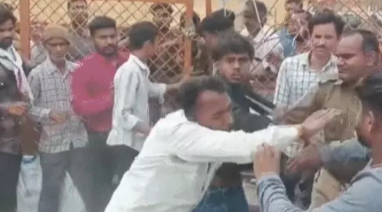 पीपीगंज में रसोई गैस सिलेंडर लेने को लेकर हुई मारपीट, दोनों पक्षों को पुलिस ने समझाकर कराया मामला शांत