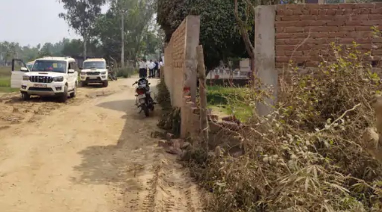 डंपर की टक्कर से स्कूल की दीवार गिरी, क्रिकेट स्टेडियम के लिए मिट्टी ढुलाई के दौरान हादसा