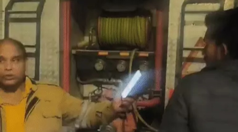 डंपर की ठोकर से पीएनजी की पाइप क्षतिग्रस्त, टोरेंट गैस के कर्मचारियों ने पाइप को किया ठीक, मोहल्ले में मची रही अफरा तफरी