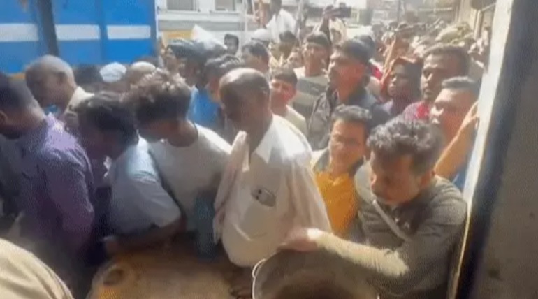 नोडल अधिकारियों के देखरेख में होगा गैस एजेंसियों पर गैस का वितरण, डीएम,  एसएसपी ने किया निरीक्षण