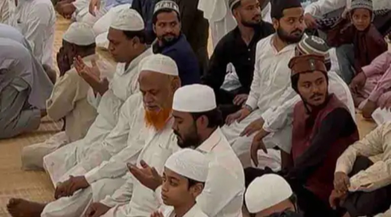 रोजेदारों ने मांगी अमन-चैन की दुआ, जुमे पर रहा इबादत का माहौल, रोजेदारों ने अदा की नमाज