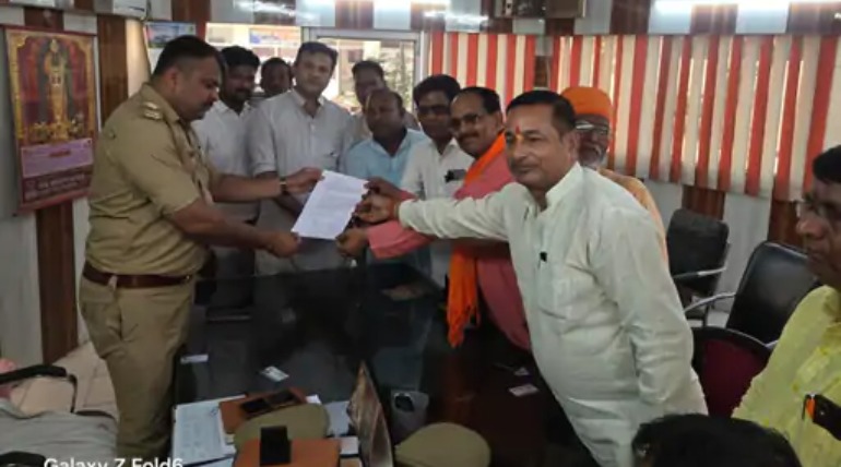 सीएम योगी की माता, गौ माता पर अभद्र टिप्पणी, हिंदू युवा वाहिनी ने थाने में सौंपा ज्ञापन, कार्रवाई की मांग