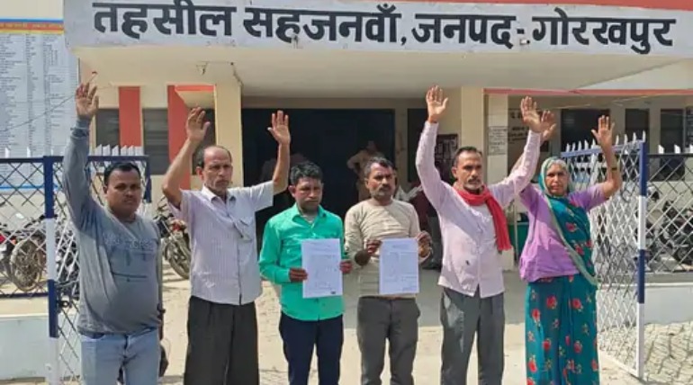 हिस्ट्रीशीटर की दबंगई से ग्रामीण परेशान, तहसील में प्रदर्शन कर सीओ से कार्रवाई की मांग