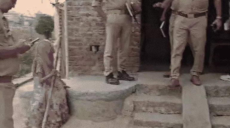 23 साल की युवती का संदिग्ध परिस्थितियों में हंसिया से कटी गर्दन, मौत