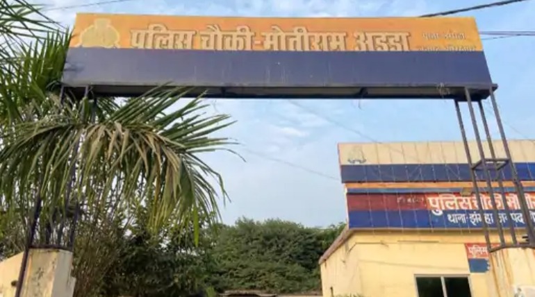 मिक्सर मशीन से टकराई बाइक, महिला कांस्टेबल के पति घायल