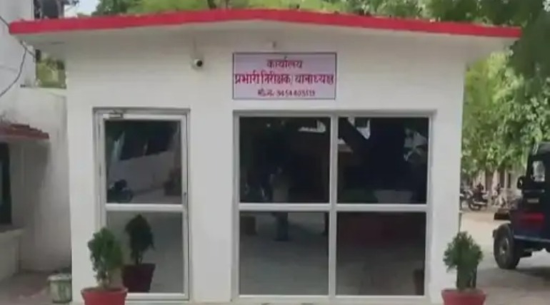 पत्नी ने दोस्त की पत्नी संग पति को रंगेहाथ पकड़ा, ससुर ने घर से निकाला, पुलिस ने युवक को हिरासत में लिया