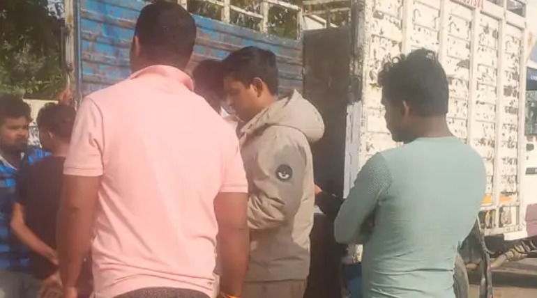 ट्रक का पहिया चेक कर रहे खलासी को ट्रक ने रौंदा, घेराबंदी कर कौड़ीराम में ट्रक जब्त, चालक फरार
