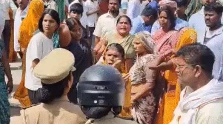 मार्निंग वाक पर निकले पूर्व पार्षद प्रतिनिधि पर चाकू से कई बार किया हमला, मौत, समर्थकों ने बरगदवा चौराहे पर किया प्रदर्शन, पुलिस जांच में जुटी