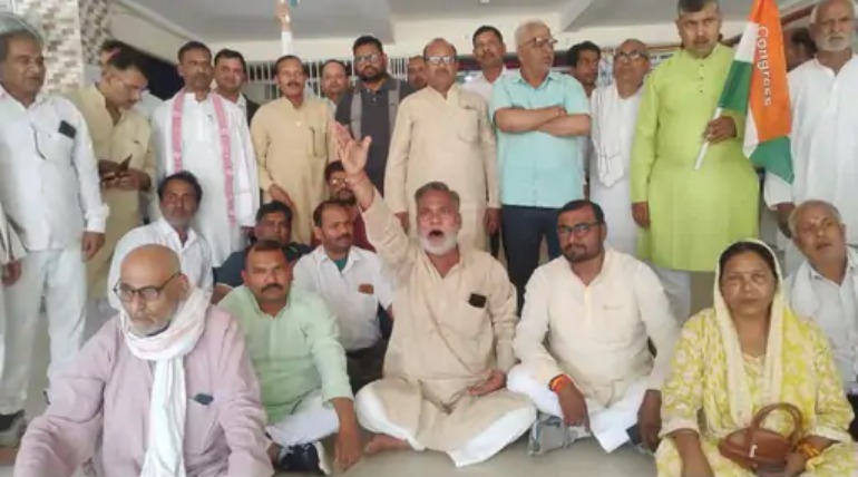 कांग्रेस पार्टी ने विकास भवन को घेरा, लगाए नारे, मनरेगा कर्मियों के बकाये पैसे का उठाया मुद्दा