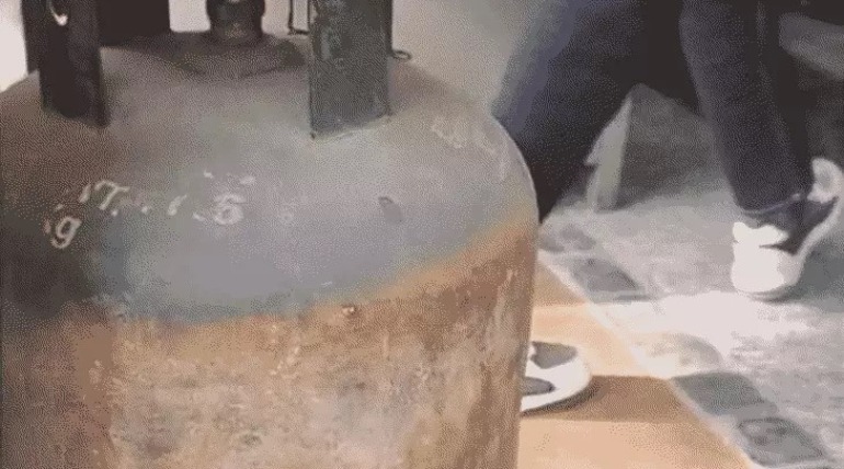 गैस सिलेंडर की किल्लत का असर रेलवे स्टेशन पर दिखा, प्लेटफार्म के कैंटीन चल रहे बंद