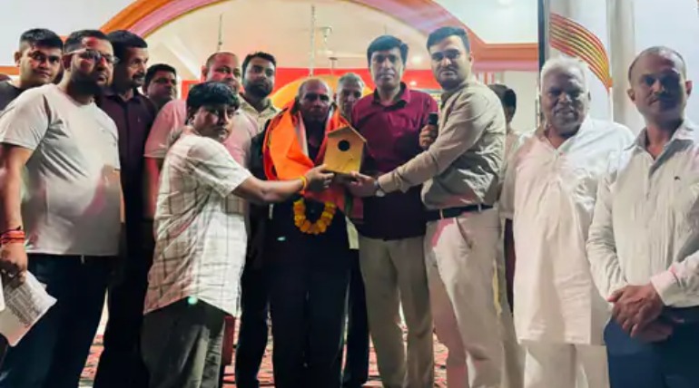 हजारों बच्चों को शिक्षित करने वाले शिक्षक सम्मानित, महुअवां बुजुर्ग के बगीचे से शुरू की थी पढ़ाने की शुरुआत, सम्मानित