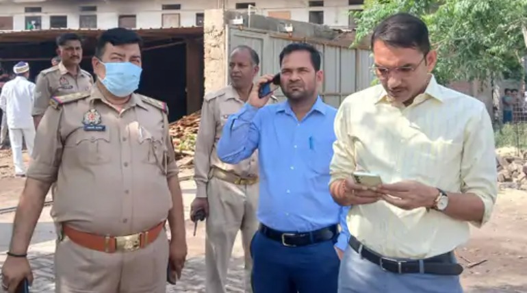 गीडा की प्लाईवुड फैक्ट्री में लगी आग, आधा दर्जन से अधिक दमकल की गाड़ियां मौके पर तैनात