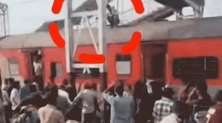 राप्तीसागर एक्सप्रेस ट्रेन की  बोगी के ऊपर चढ़ा युवक, बिजली की लाइन में पावर सप्लाई थी चालू, आरपीएफ और जीआरपी टीम ने नीचे उतारा