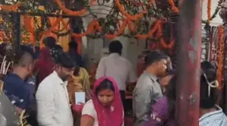 चैत्र नवरात्रि के दूसरे दिन भक्तों ने की मां की आराधना, मंदिरों में उमडी भारी भीड़