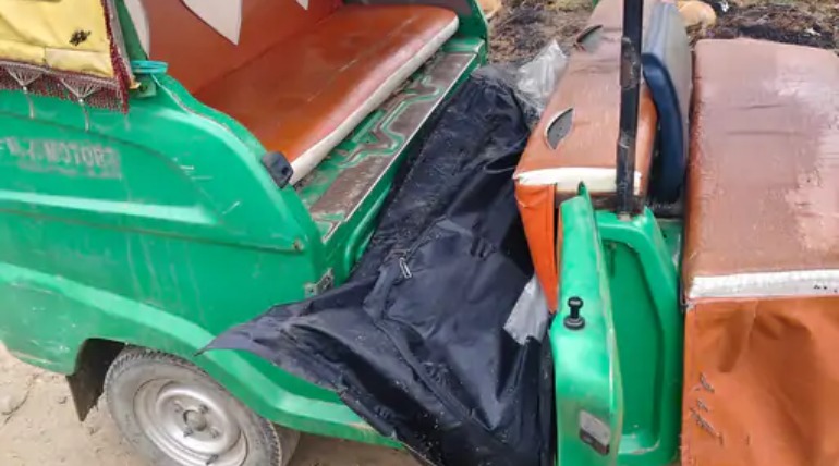 पेड़ से लटका शव मिला, अज्ञात व्यक्ति की पहचान में जुटी पुलिस