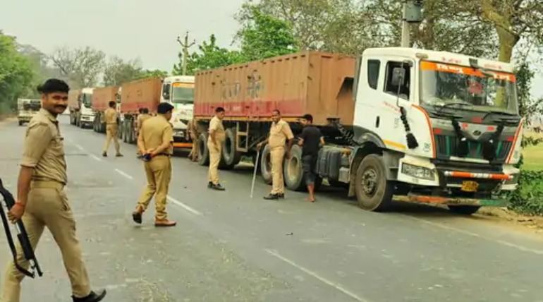 पुलिस ने 3 दर्जन भारी वाहनों का किया चालान, लगातार सड़क हादसों के बाद यातायात नियमों के उल्लंघन पर कार्रवाई