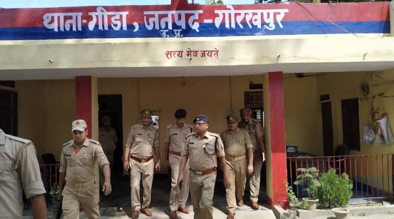 पुलिस मोनोग्राम लगाकर धड़ल्ले के साथ मिट्टी ढुलाई कर रहे डंफर