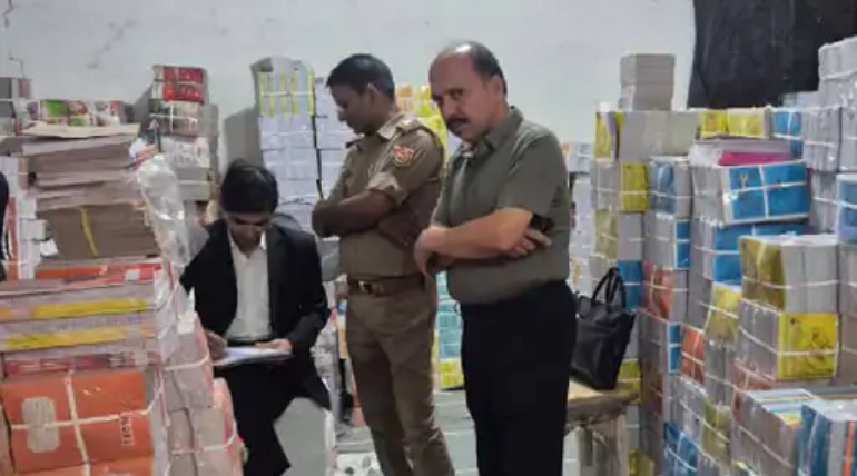 गोलघर, हुंमायुपुर, दुर्गाबाडी में स्टेशनरी की दुकानों पर छापेमारी, बालाजी ट्रेडर्स में प्रगति ब्रांड की नकली कापियां बरामद, मशीनें जब्त की