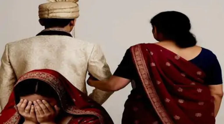विवाहिता को दहेज के लिए घर से निकाला, पति पर जेठानी से अवैध संबंध का आरोप, केस दर्ज