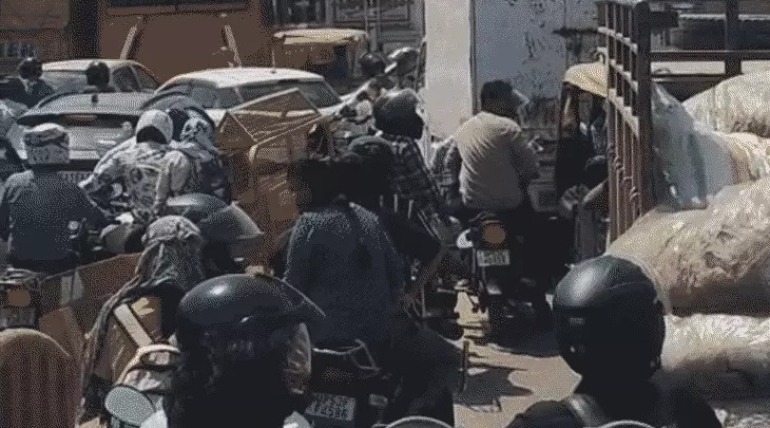 नौसड़ से पैडलेगंज तक लगा भीषण जाम, घंटों रेंगती रहीं गाड़ियां, 10 मिनट का सफर 2 घंटे में तय