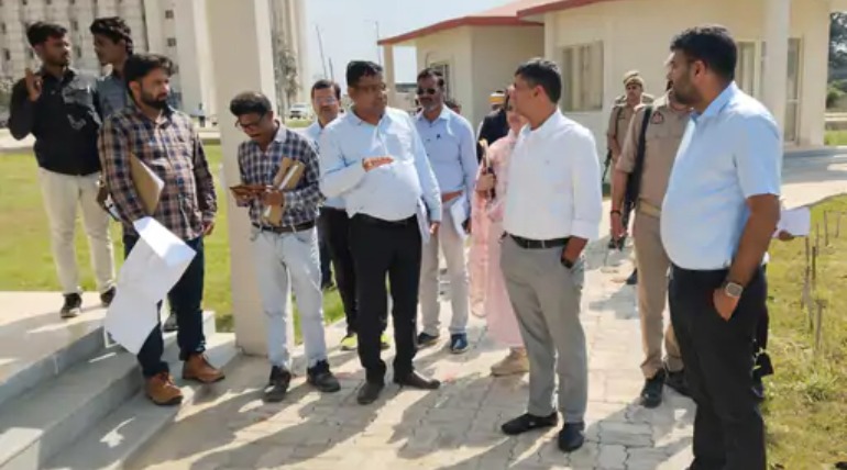 डीएम-कमिश्नर आयुष विश्वविद्यालय पहुंचे, अधूरा निर्माण देख जिम्मेदारों को लगाई फटकार