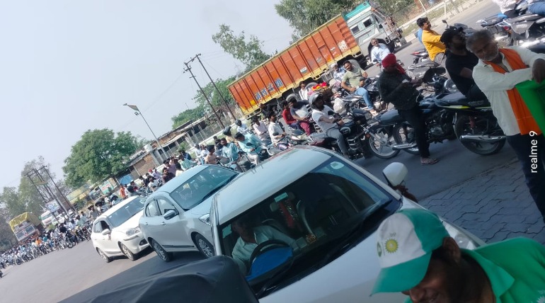 पेट्रोल पंप पर लगी लंबी लाइनें, डीएम व एसपी ने की अपील, कहा-भरपूर स्टाक मौजूद