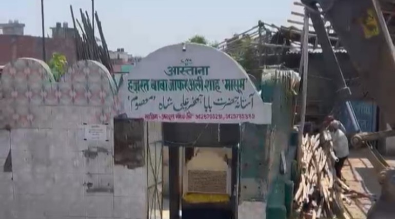 गोरखपुर से एक और इतिहास का अध्याय हुआ समाप्त, अंग्रेजों के समय से स्थापित हजरत बाबा जाफर अली शाह मासूम के आस्ताना पर चला बुलडोजर