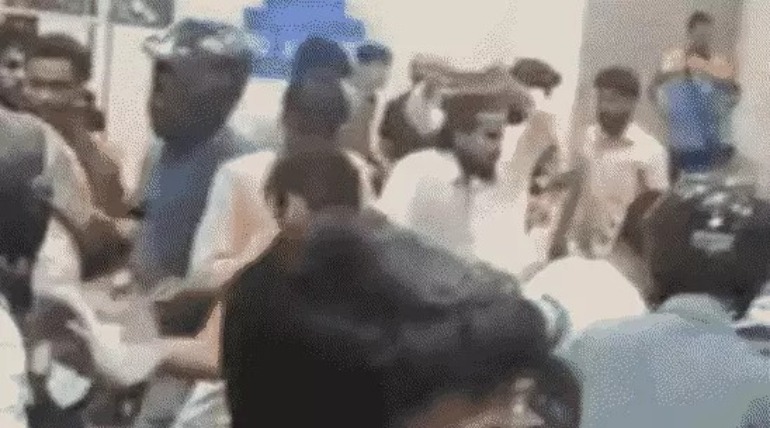 पेट्रोल के लिए चले लात-घूंसे, युवक का शर्ट निकालकर मारते रहे लोग