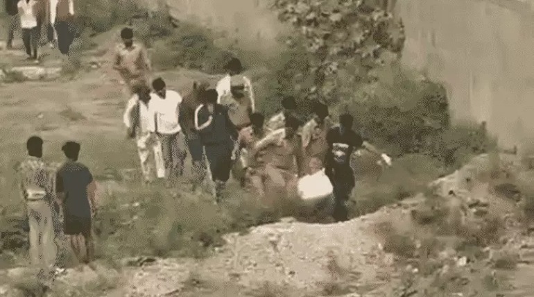 बौलिया कालोनी में युवक की पेड़ से लटकी लाश मिली, पुलिस और फारेंसिक टीम पहुंची