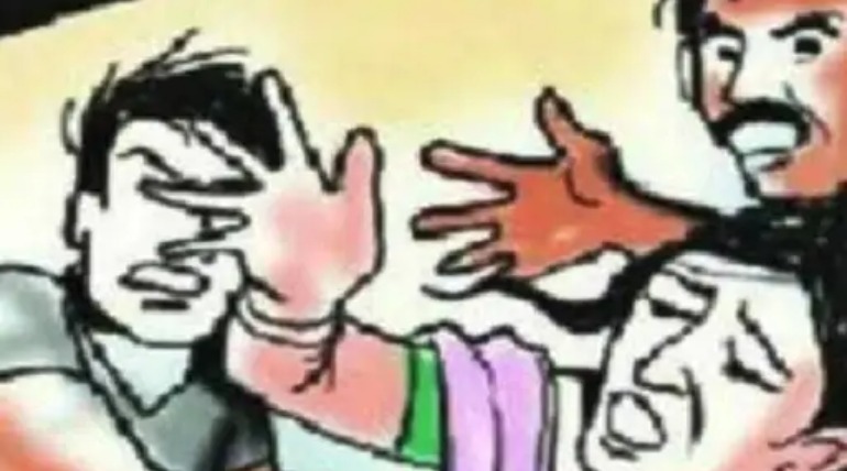 तरकुलहा मंदिर दर्शन करने गईं सहेलियों से छेड़छाड़, हाथ पकड़कर झोपड़ी में की मारपीट, 3 पर केस दर्ज